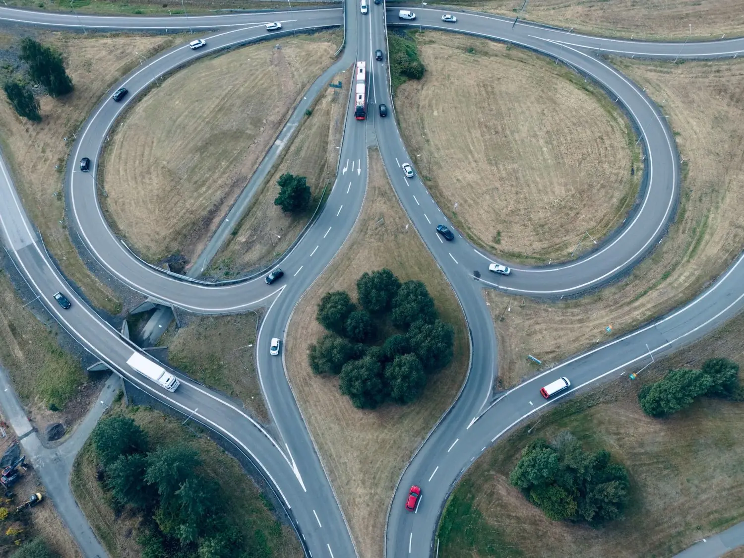Nod rutier tip trifoi, fotografiat de sus, cu bretele și trafic
